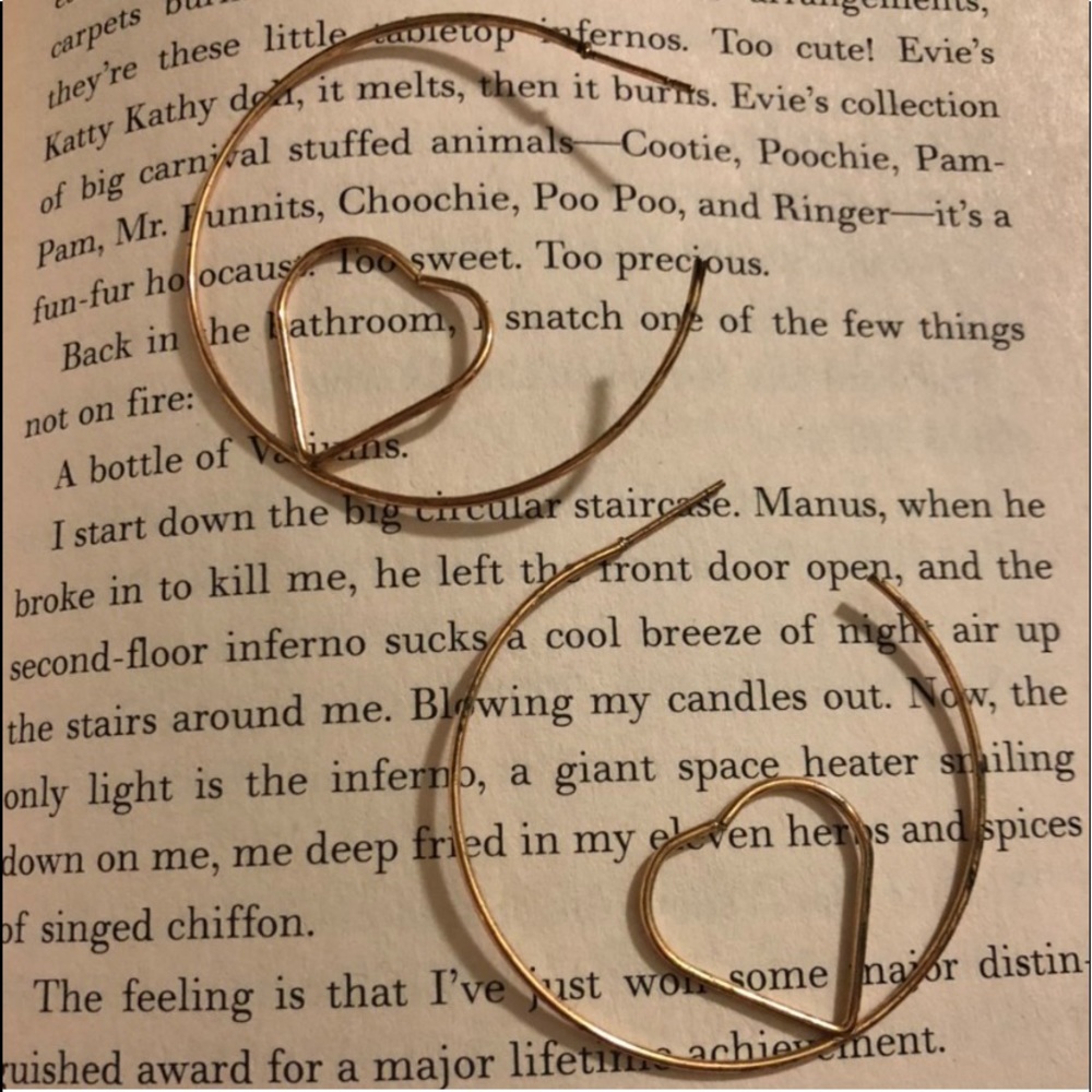 hooped earrings 😌